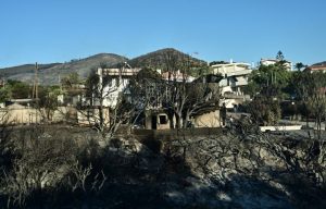 Σε ύφεση η φωτιά στην Παλαιά Φώκαια – Απεγκλωβίστηκαν 40 άτομα