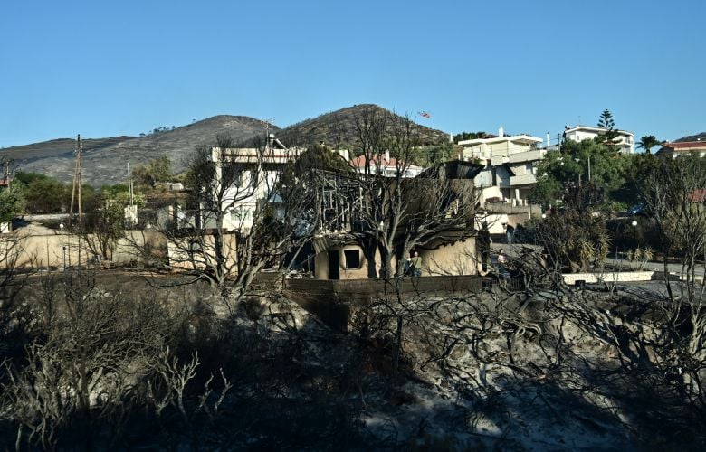 Σε ύφεση η φωτιά στην Παλαιά Φώκαια – Απεγκλωβίστηκαν 40 άτομα