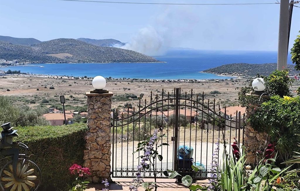 Μεγάλη πυρκαγιά σε χαμηλή βλάστηση στην Παλαιά Φώκαια – Μήνυμα του 112 – Διακοπή κυκλοφορίας στη λεωφόρο Σουνίου