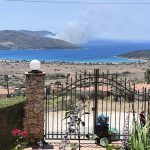 Μεγάλη πυρκαγιά σε χαμηλή βλάστηση στην Παλαιά Φώκαια – Μήνυμα του 112 – Διακοπή κυκλοφορίας στη λεωφόρο Σουνίου