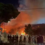 Φωτιά σε υπαίθριο χώρο με σκάφη στην Γλυφάδα – Δείτε βίντεο
