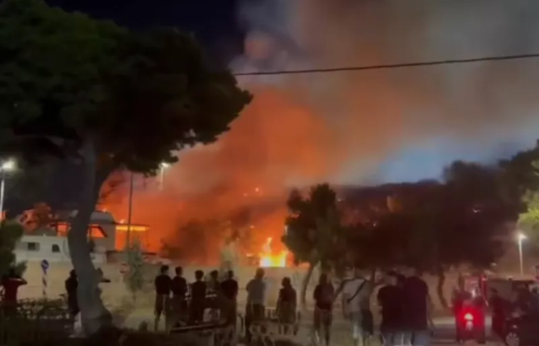 Φωτιά σε υπαίθριο χώρο με σκάφη στην Γλυφάδα – Δείτε βίντεο