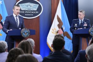Χέγκσεθ: «Μια φοβερή και συντριπτική επιτυχία, καταστρέψαμε το πυρηνικό πρόγραμμα του Ιράν» – Πώς έγινε η επιχείρηση “Midnight Hammer”