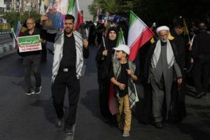«Θάνατος στο Ισραήλ και στις ΗΠΑ» φώναζαν εκατοντάδες χιλιάδες Ιρανοί στην Τεχεράνη για τις κηδείες των αξιωματικών που σκοτώθηκαν