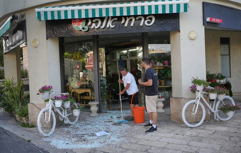 Νέα ομοβροντία ιρανικών πυραύλων εναντίον του Ισραήλ – Οι ΗΠΑ ετοιμάζονται να πλήξουν το Ιράν εντός ημερών, σύμφωνα με το Bloomberg