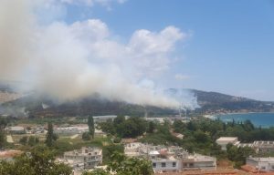 Πύρινη απειλή στην ανατολική είσοδο της Καβάλας κοντά σε κατοικημένη περιοχή