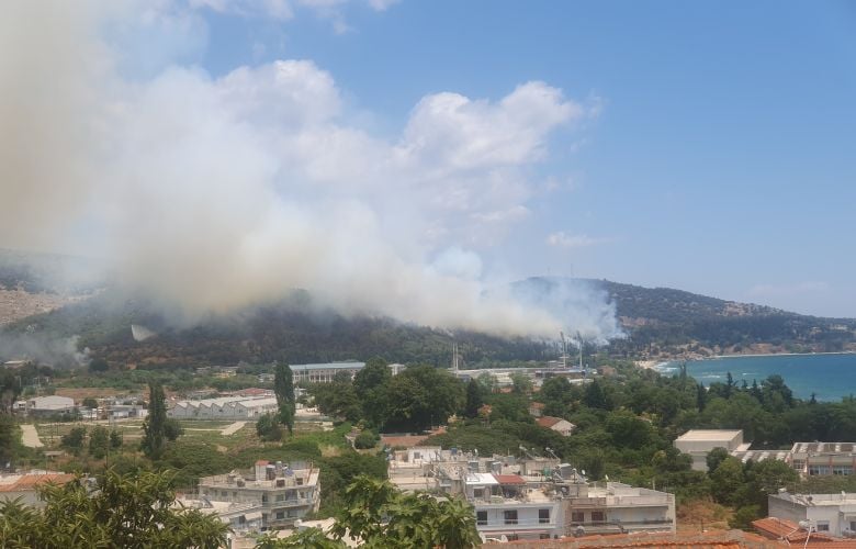 Πύρινη απειλή στην ανατολική είσοδο της Καβάλας κοντά σε κατοικημένη περιοχή