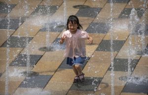 Η τροπική καταιγίδα Wutip σαρώνει την κινέζικη επαρχία Χαϊνάν