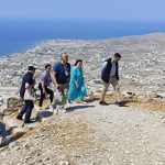 Αυτοψίες της Μενδώνη στους αρχαιολογικούς χώρους της Αρχαίας Θήρας και του Ακρωτηρίου Σαντορίνης