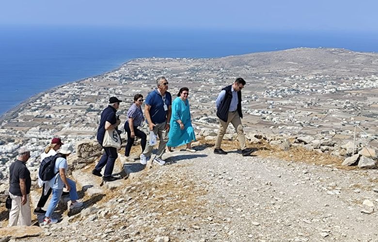 Αυτοψίες της Μενδώνη στους αρχαιολογικούς χώρους της Αρχαίας Θήρας και του Ακρωτηρίου Σαντορίνης
