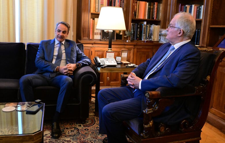 Μητσοτάκης σε Τασούλα: Θα σταλούν πλοία του ελληνικού ναυτικού έξω από τα χωρικά ύδατα της Λιβύης για αποτροπή μεταναστευτικών ροών