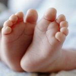 «Με έναν φακό ακολουθούσαμε τις φωνές και τα κλάματα του μωρού» λέει ο αστυνομικός που μπήκε στο σπίτι και βρήκε το βρέφος στο μπαλκόνι