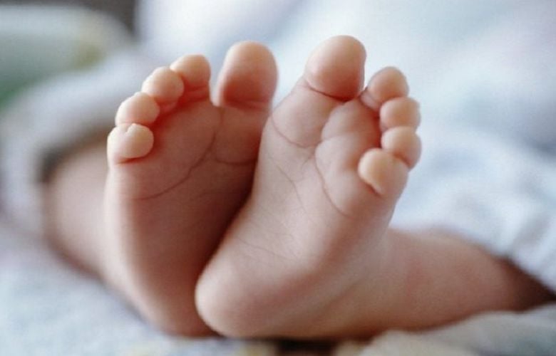 «Με έναν φακό ακολουθούσαμε τις φωνές και τα κλάματα του μωρού» λέει ο αστυνομικός που μπήκε στο σπίτι και βρήκε το βρέφος στο μπαλκόνι