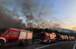 Μικρές αναζωπυρώσεις στην φωτιά στη Ναύπακτο – Δεν έχουν καταγραφεί ζημιές σε σπίτια