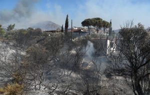 Χωρίς ενεργό μέτωπο η φωτιά στην Παλαιά Φώκαια – Εκτεταμένες ζημιές σε κατοικίες και περιουσίες