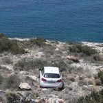 Αυτοκίνητο έπεσε σε γκρεμό στα Λιμανάκια Βουλιαγμένης