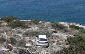 Αυτοκίνητο έπεσε σε γκρεμό στα Λιμανάκια Βουλιαγμένης