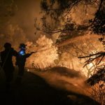 Πύρινη «κόλαση» στη Χίο: Τρία μηνύματα του 112 για απομάκρυνση από τους οικισμούς Λιθί (και παραλία Λιθί) και Βέσσα Χίου