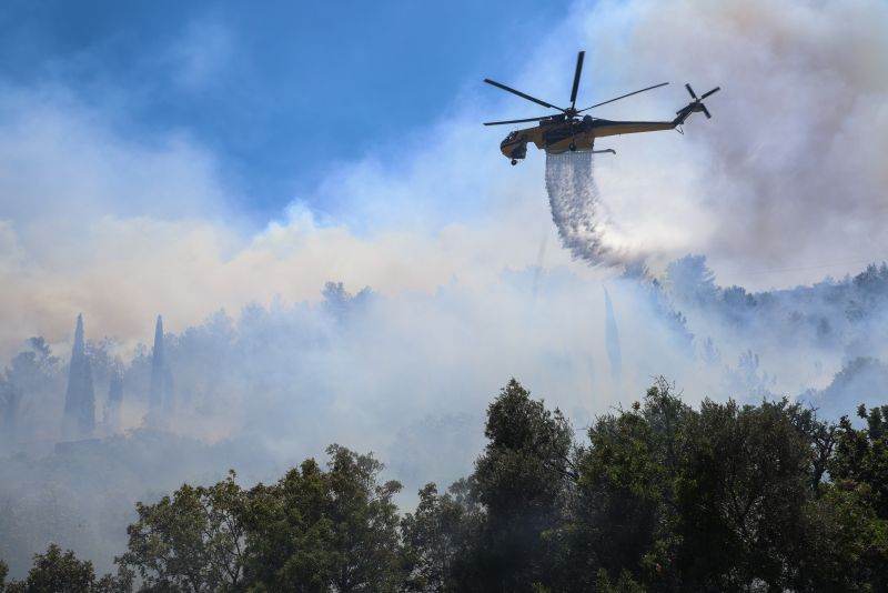 Μαίνεται σε τρία μέτωπα η φωτιά στη Χίο – Έξι χωριά εκκενώθηκαν