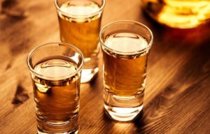 Συνελήφθη 23χρονη που επέτρεψε την κατανάλωση αλκοόλ σε ασυνόδευτη ανήλικη
