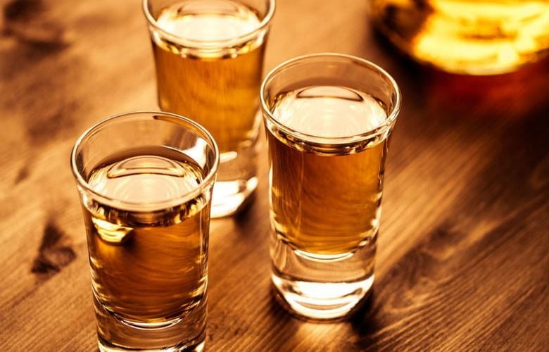 Συνελήφθη 23χρονη που επέτρεψε την κατανάλωση αλκοόλ σε ασυνόδευτη ανήλικη