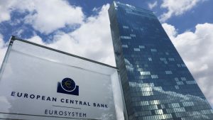 Ετοιμάζεται για μια τελευταία μείωση επιτοκίων η ΕΚΤ
