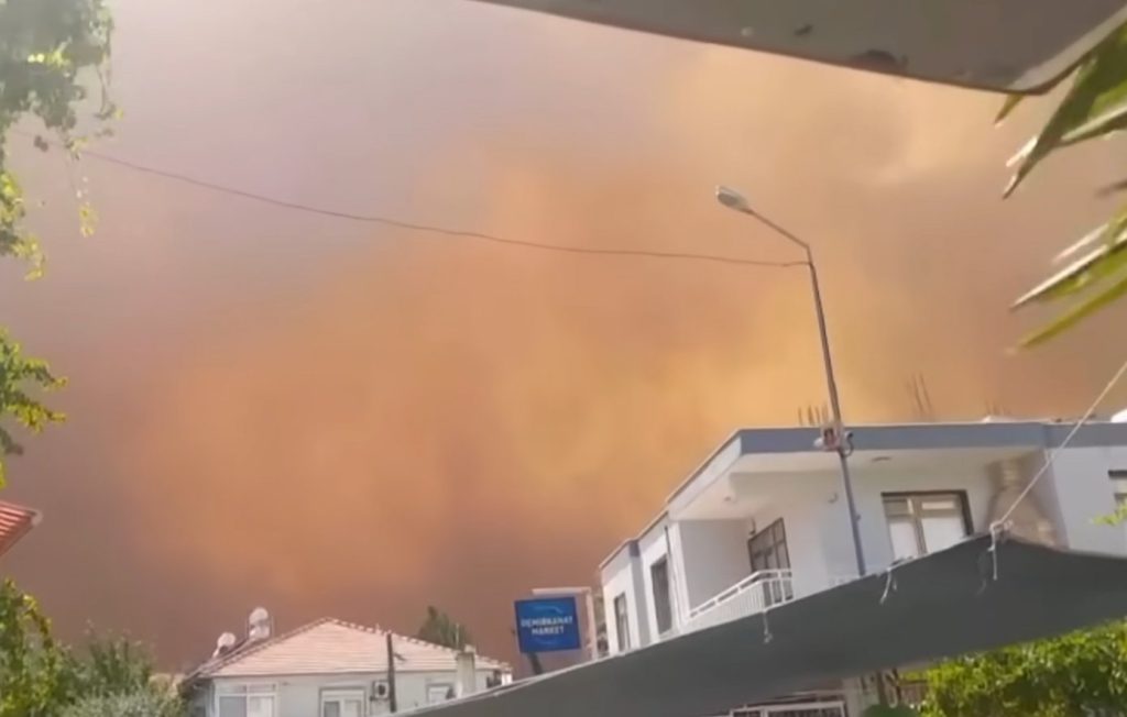 Μεγάλη φωτιά στη Σμύρνη: Εκκενώθηκαν συνοικίες, κάηκαν σπίτια, πολλά πύρινα μέτωπα – Οι στάχτες έφτασαν μέχρι την Πάτμο