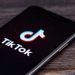 Ο Τραμπ παρατείνει για άλλες 90 ημέρες την προθεσμία που έχει δώσει στο TikTok για να αποφύγει την απαγόρευση στις ΗΠΑ