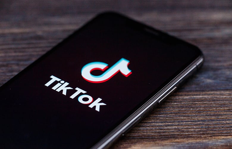Ο Τραμπ παρατείνει για άλλες 90 ημέρες την προθεσμία που έχει δώσει στο TikTok για να αποφύγει την απαγόρευση στις ΗΠΑ