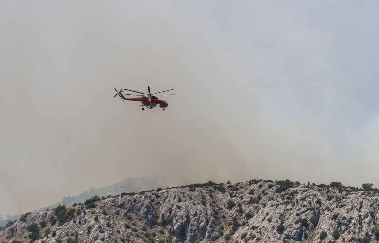 Μαίνεται η φωτιά στην Χίο – «Δύσκολα τα πράγματα», παραδέχεται ο δήμαρχος του νησιού