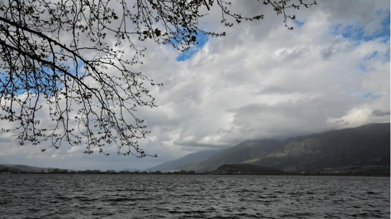 Πρόσκαιρη αλλαγή καιρού, τοπικές βροχές μικρή πτώση θερμοκρασίαας