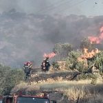 Πολλές διάσπαρτες εστίες αντιμετωπίζουν οι πυροσβεστικές δυνάμεις στην πυρκαγιά στην Ιεράπετρα
