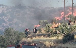 Πολλές διάσπαρτες εστίες αντιμετωπίζουν οι πυροσβεστικές δυνάμεις στην πυρκαγιά στην Ιεράπετρα