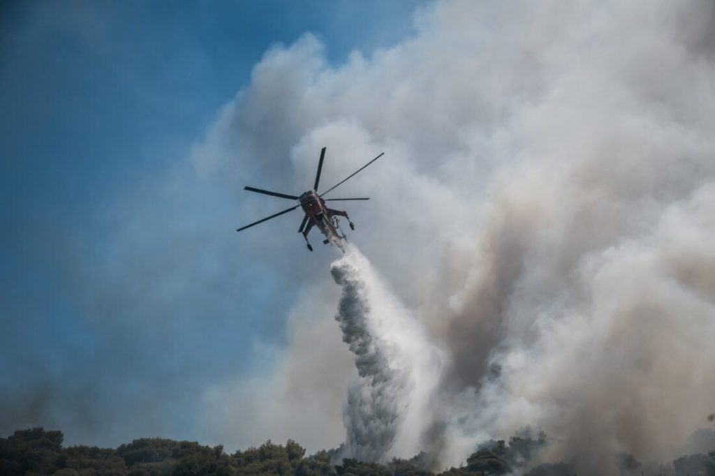 Αναζωπυρώθηκε λόγω των ανέμων φωτιά στα Λιβερά Κοζάνης