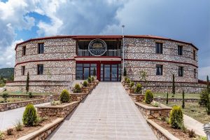Στα χέρια του Αρτέμη Καραμολέγκου οινοποιείο στο Ξινό Φλώρινας του Παναγιώτη Δημόπουλου - Winetrails