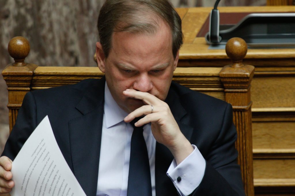 Κάλπη στη Βουλή για την παραπομπή Καραμανλή στη Δικαιοσύνη