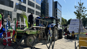 Για πισώπλατη μαχαιριά κατηγορούν την Λάιεν οι Ευρωπαίοι αγρότες