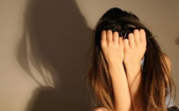 Θύμα ομαδικού βιασμού από τέσσερις νεαρούς φέρεται να έπεσε μια 14χρονη στην Αττική – Συνελήφθησαν οι δύο
