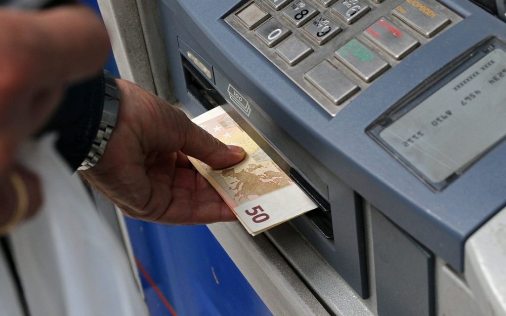 Ψηφίστηκε η ρύθμιση για τις μηδενικές χρεώσεις για τις συναλλαγές στα ΑΤΜ
