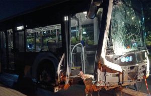 «Ακυβέρνητο» λεωφορείο διένυσε περίπου 150 μέτρα στη λεωφόρο Βουλιαγμένης – Ο οδηγός σταμάτησε για προσωπική του ανάγκη, χωρίς να βάλει χειρόφρενο