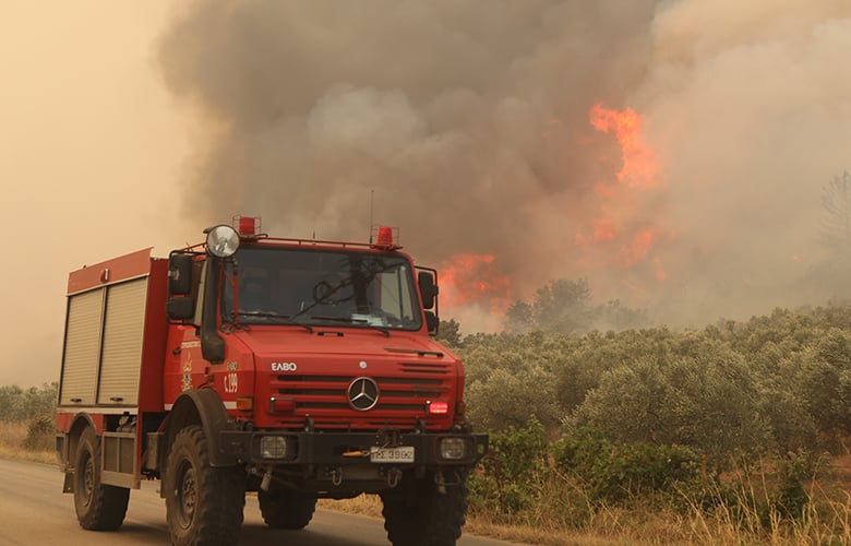 Μαίνεται η φωτιά στην Εύβοια: Μήνυμα από το 112 σε Μεσοχώρια και Τσακαίους