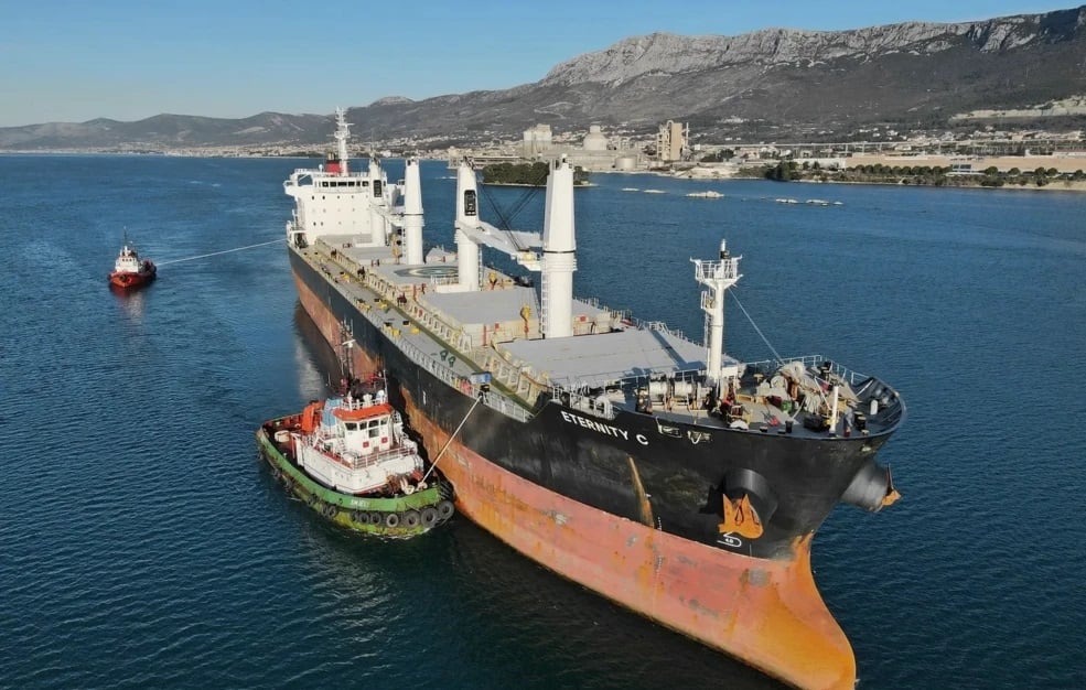 Δύο άνδρες της ιδιωτικής ασφάλειας διασώθηκαν από το ναυάγιο του πλοίου Eternity C που χτυπήθηκε από τους Χούθι στην Ερυθρά Θάλασσα
