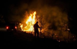 Οι φλόγες «γλείφουν» τα σπίτια στην Κάρυστο της Εύβοιας – Προμηνύεται πολύ δύσκολη νύχτα