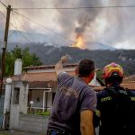 Αναζωπύρωση της φωτιάς στον Φενεό Κορινθίας – Μήνυμα του 112 για απομάκρυνση των κατοίκων από Μάτι, Αχλαδέα και Αμυγδαλέα
