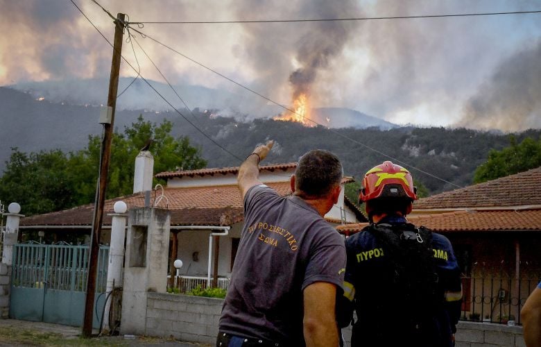Αναζωπύρωση της φωτιάς στον Φενεό Κορινθίας – Μήνυμα του 112 για απομάκρυνση των κατοίκων από Μάτι, Αχλαδέα και Αμυγδαλέα