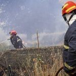 Σε ύφεση η φωτιά στον Φενεό Κορινθίας: Εκκενώθηκαν περιοχές, σπίτια υπέστησαν ζημιές – Δύο συλλήψεις για εμπρησμό από αμέλεια