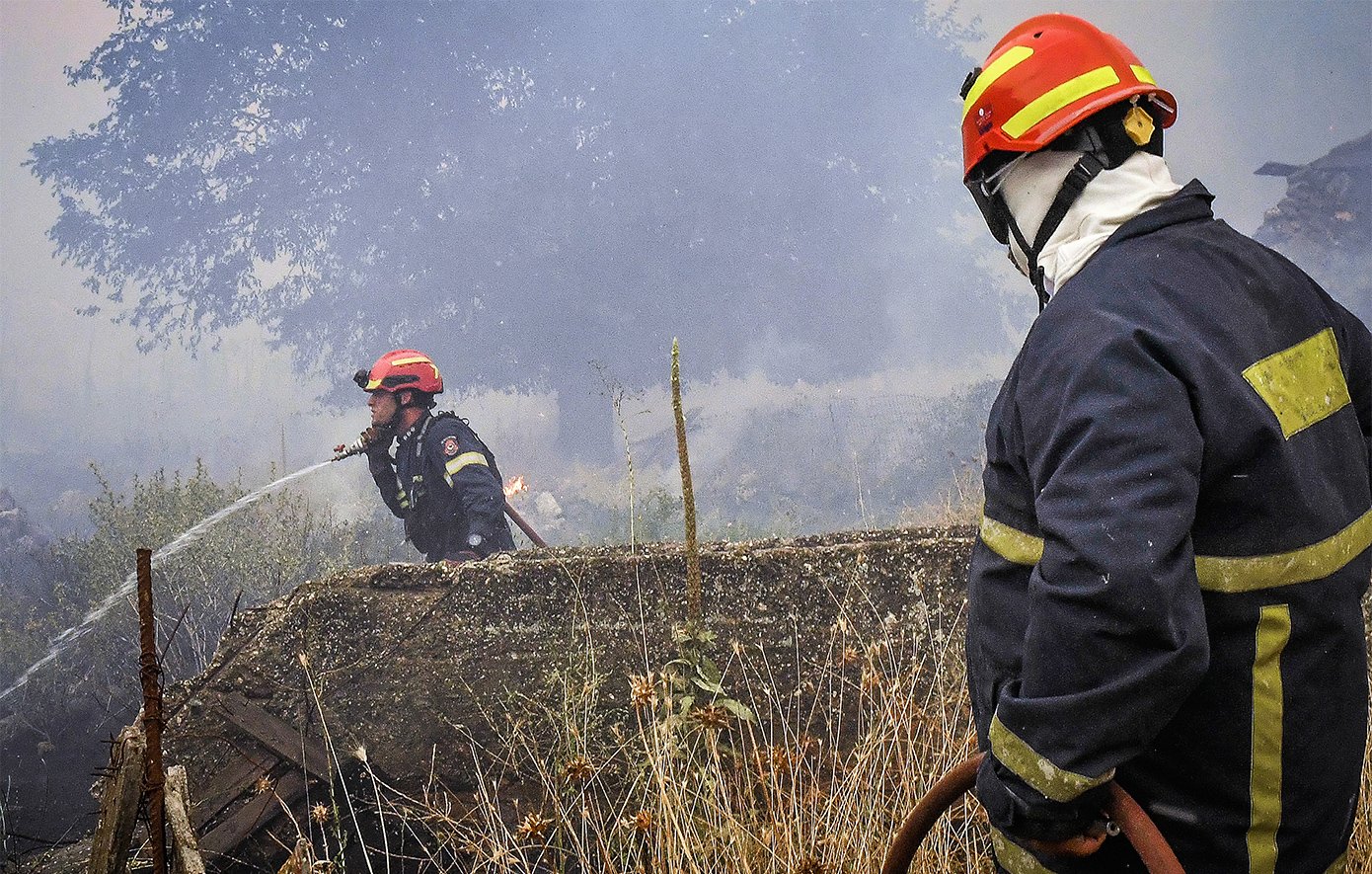 Βελτιωμένη η εικόνα της πυρκαγιάς στον Φενεό Κορινθίας