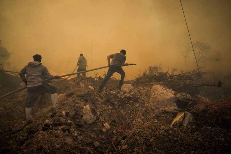 Ανεξέλεγκτη η φωτιά στον Πισσώνα Εύβοιας: Καταστράφηκαν ολοσχερώς δύο πυροσβεστικά οχήματα, τραυματίστηκαν 4 πυροσβέστες