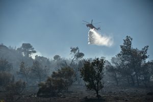 Μεγάλη φωτιά στο Κορωπί: Ήχησε το 112, εκκενώνονται τρεις οικισμοί – Δείτε βίντεο