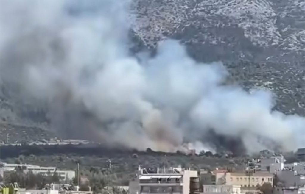 Φωτιά στην Πολυτεχνειούπολη Ζωγράφου, στους πρόποδες του Υμηττού – Ήχησε το 112, επιχειρούν 13 εναέρια μέσα